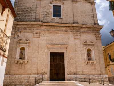 �La facciata del luogo di culto, in stile classico, � scandita da tre livelli...
